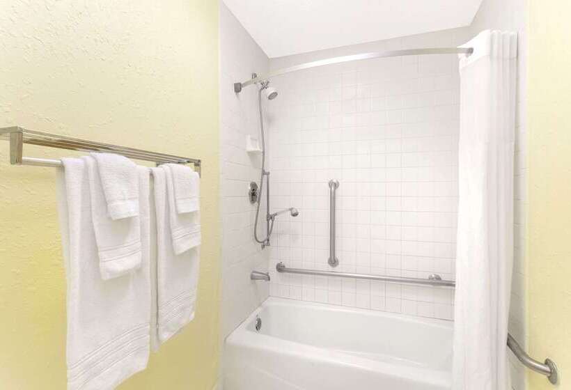 هتل Days Inn By Wyndham Savannah Airport