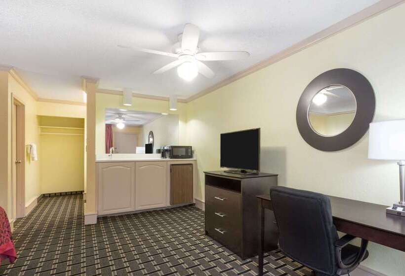 Отель Days Inn By Wyndham Savannah Airport