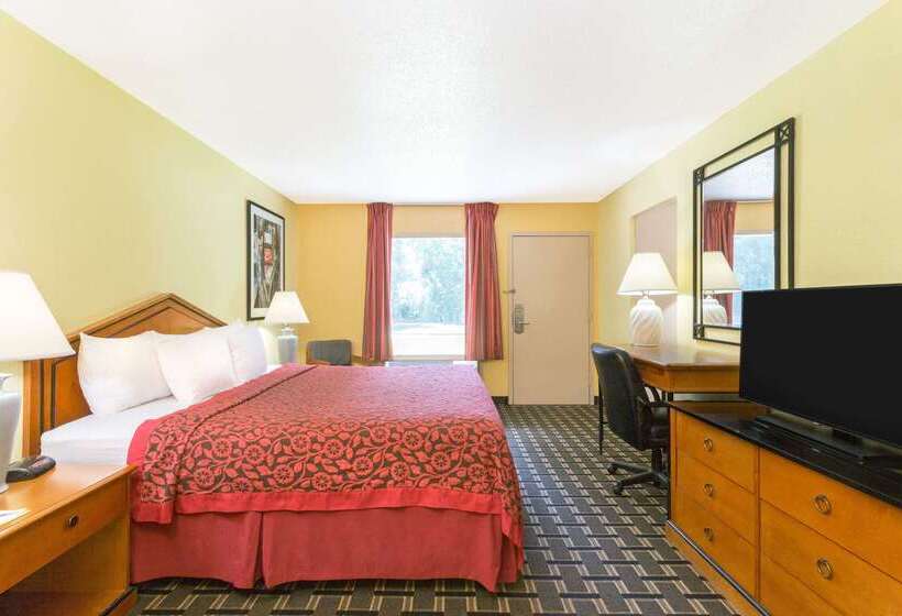 Отель Days Inn By Wyndham Savannah Airport