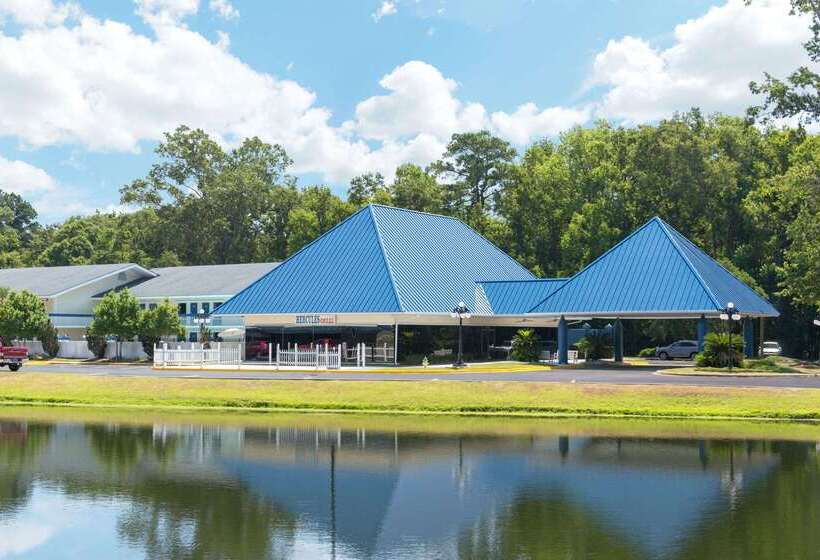 Отель Days Inn By Wyndham Savannah Airport