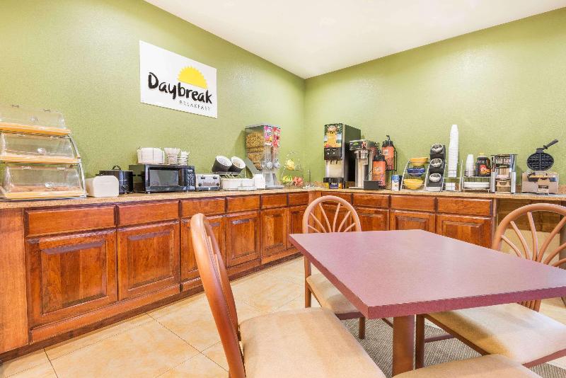 ホテル Days Inn By Wyndham Topeka