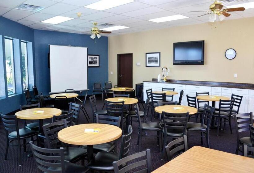 Отель Days Inn By Wyndham Williams