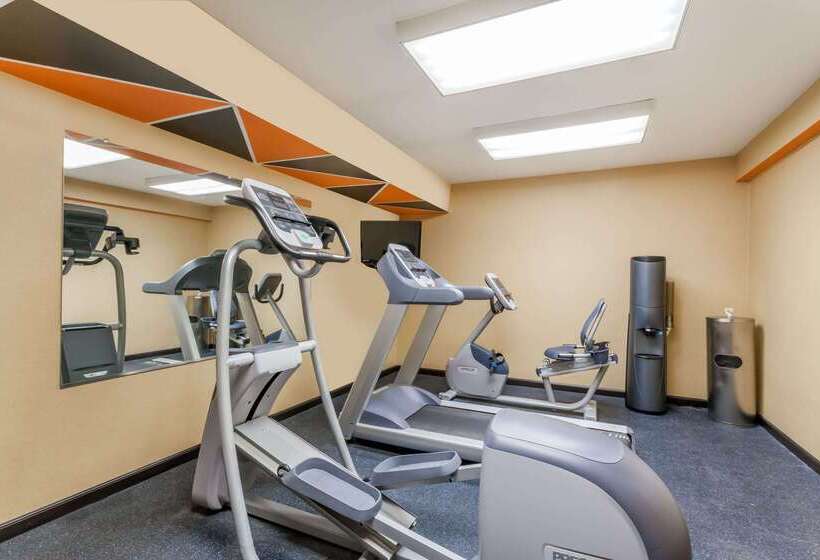 هتل Days Inn By Wyndham Windsor Locks / Bradley Intl Airport