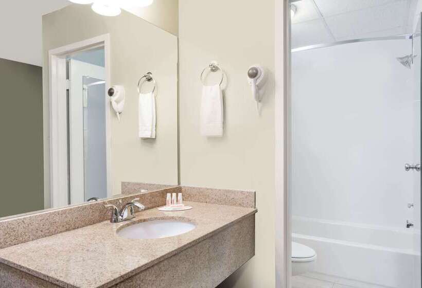 هتل Days Inn By Wyndham Windsor Locks / Bradley Intl Airport