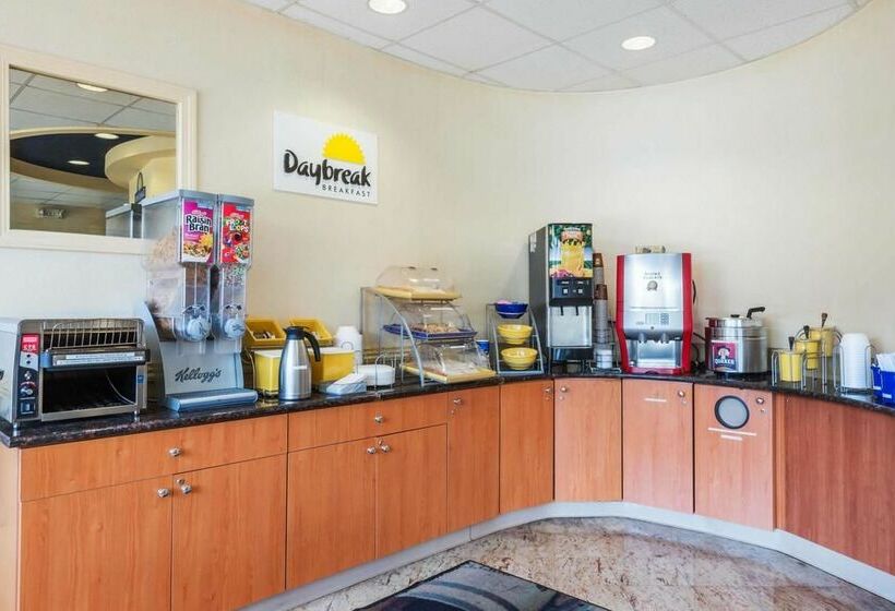 هتل Days Inn By Wyndham Hartford/closest Downtown