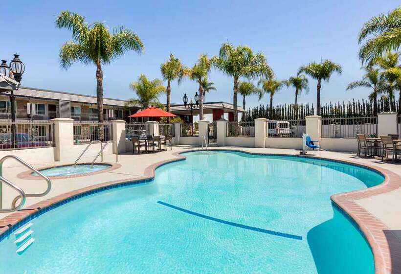 ホテル Days Inn & Suites By Wyndham Anaheim At Disneyland Park