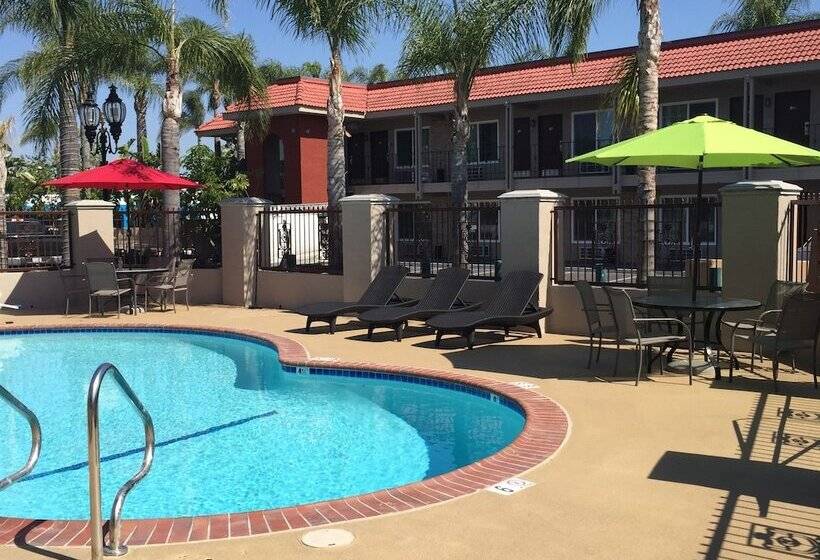 فندق Days Inn & Suites By Wyndham Anaheim At Disneyland Park