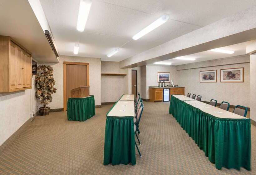 هتل Days Inn & Suites By Wyndham Bozeman