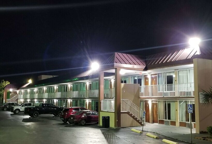 فندق Days Inn & Suites By Wyndham Charleston Airport West