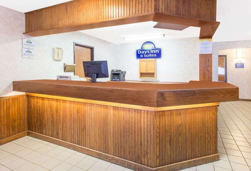 هتل Days Inn & Suites By Wyndham Davenport East