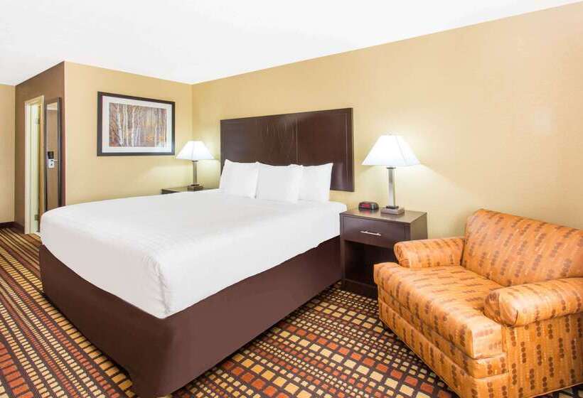 هتل Days Inn & Suites By Wyndham Davenport East