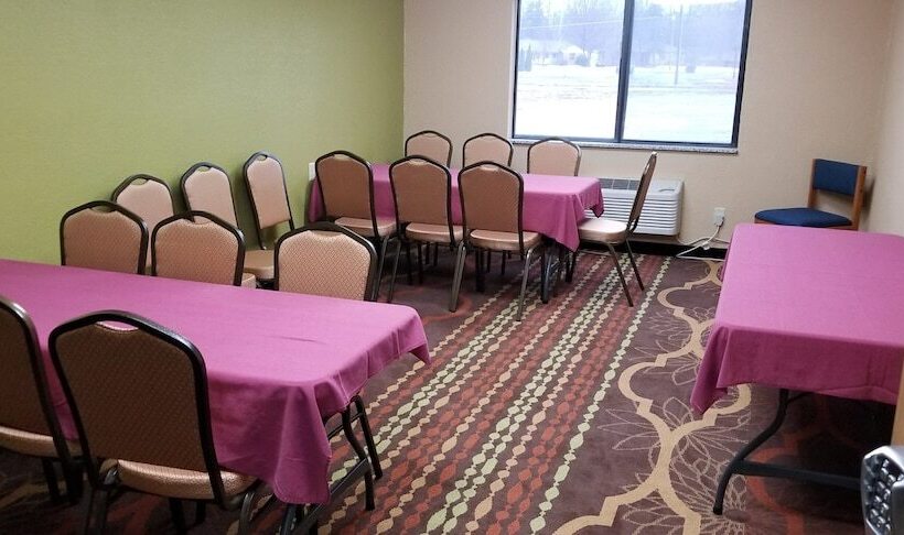 בית מלון כפרי Days Inn & Suites By Wyndham Davenport East