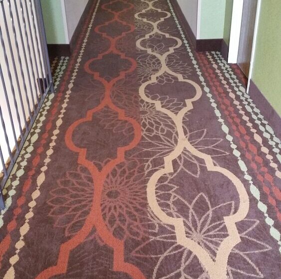 هتل Days Inn & Suites By Wyndham Davenport East