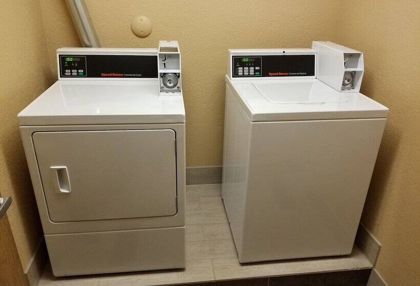 בית מלון כפרי Days Inn & Suites By Wyndham Davenport East