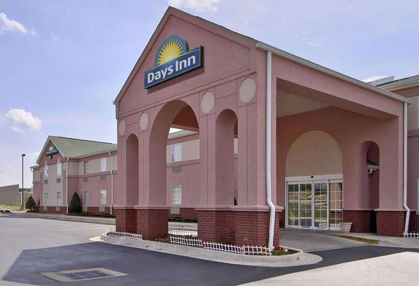 هتل Days Inn & Suites By Wyndham Huntsville