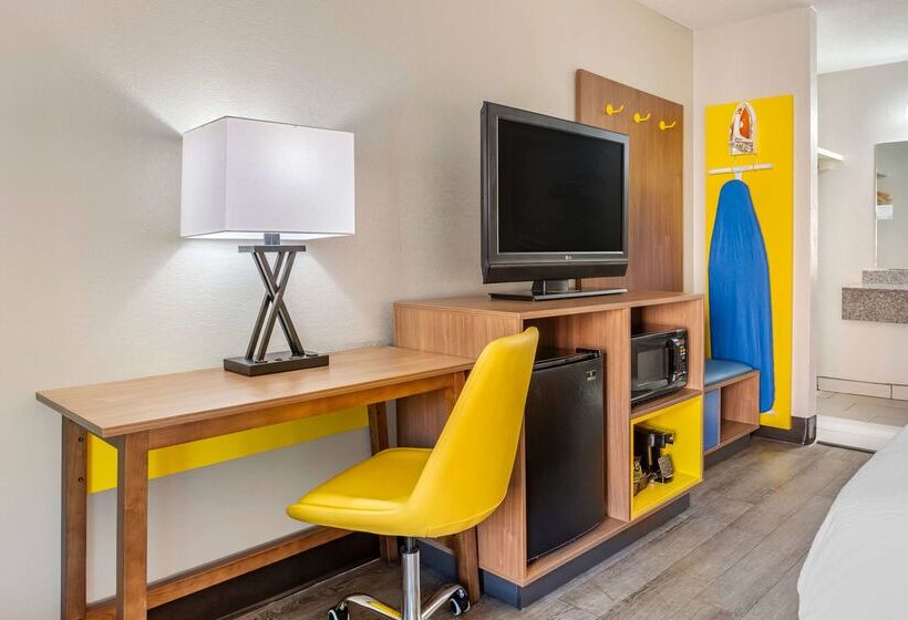 בית מלון כפרי Days Inn & Suites By Wyndham Rocky Mount Golden East