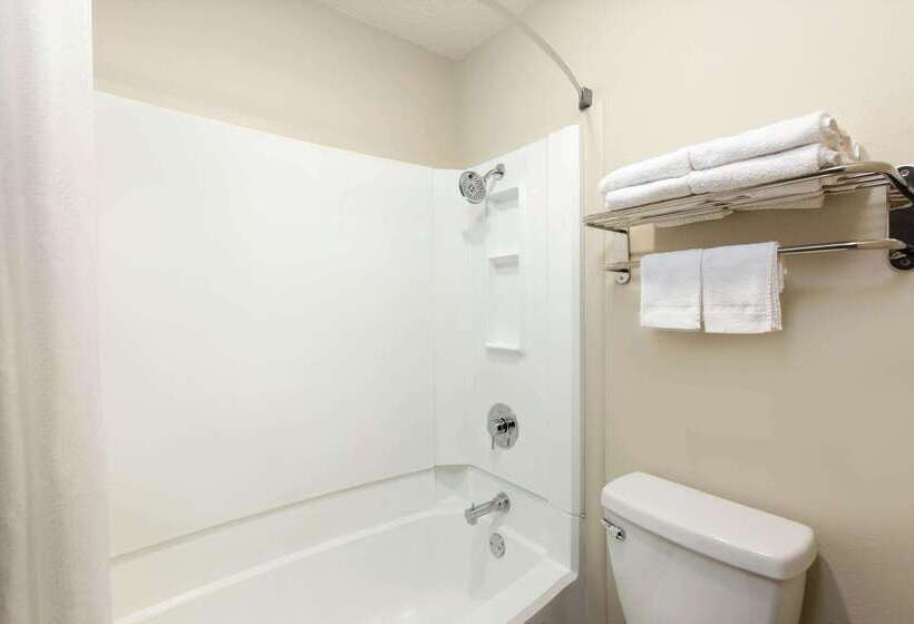 هتل Days Inn & Suites By Wyndham Wisconsin Dells