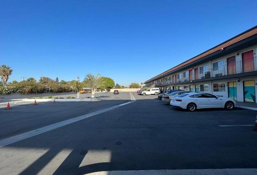 בית מלון כפרי The Dixie Orange County