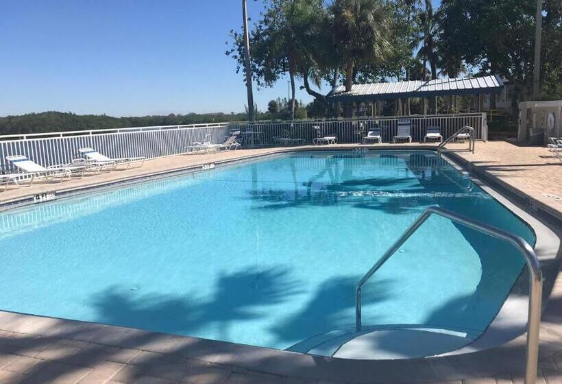 فندق Tampa Bay, Beach Step Away, Wifi, Free Parking,pools, Jacuzzi