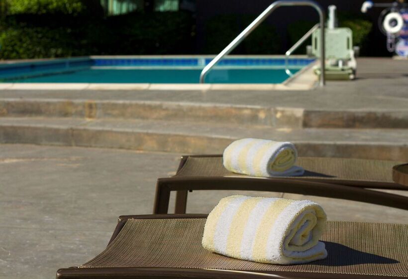 فندق Lakeside Orange County Airport