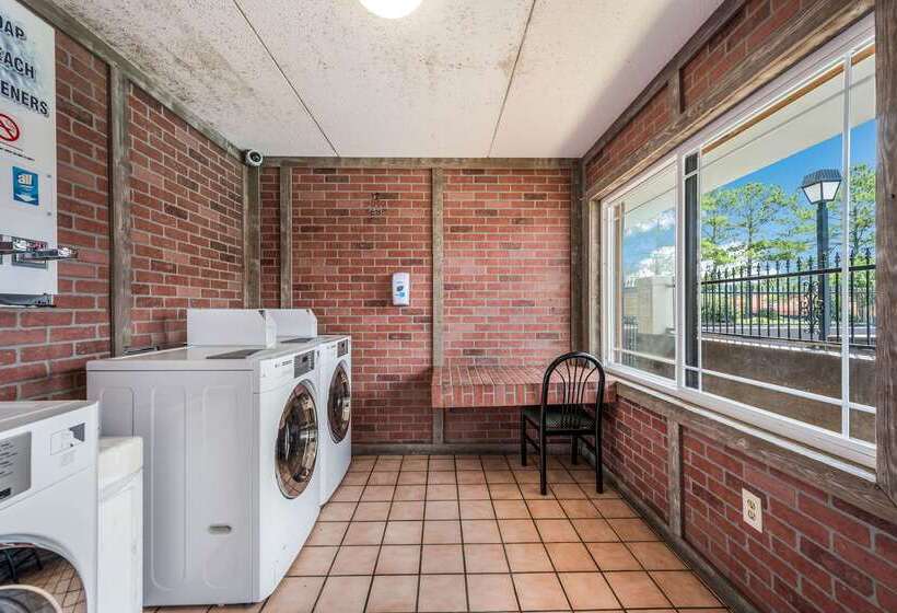 ホテル Econo Lodge Inn & Suites University