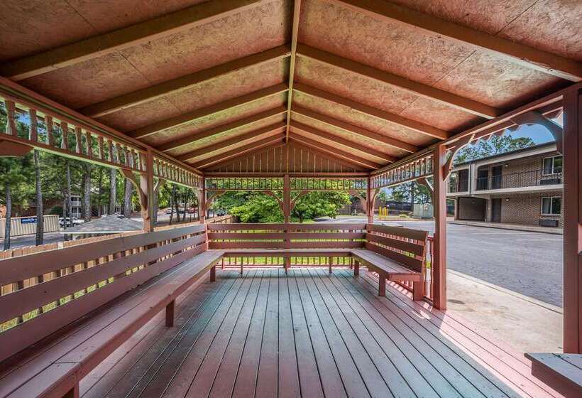 هتل Econo Lodge Inn & Suites University