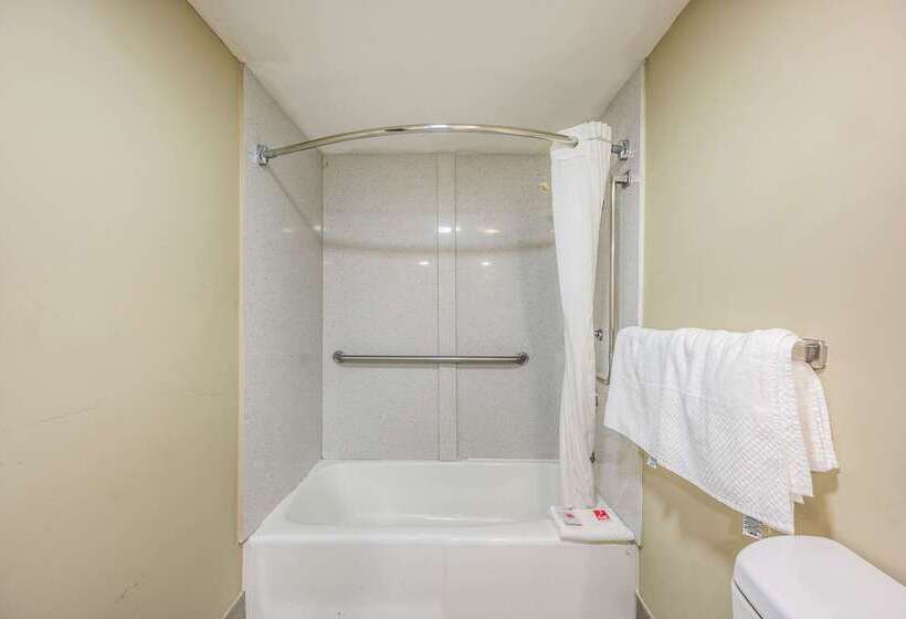 هتل Econo Lodge Inn & Suites University