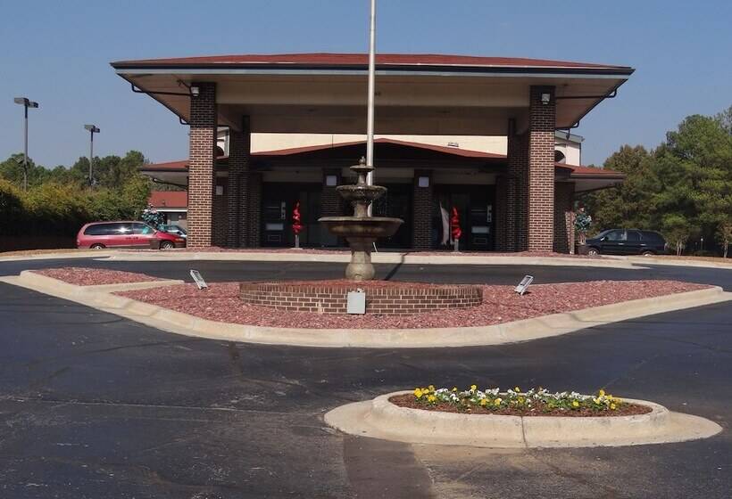 هتل Econo Lodge Inn & Suites University