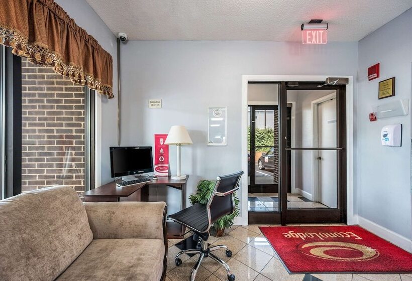 هتل Econo Lodge Inn & Suites University