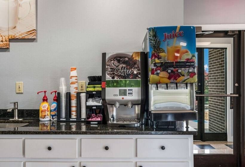 هتل Econo Lodge Inn & Suites University