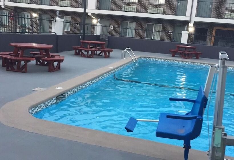 ホテル Econo Lodge Inn & Suites University