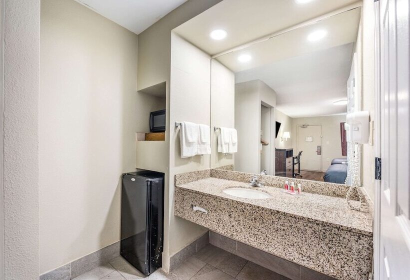 هتل Econo Lodge Inn & Suites University