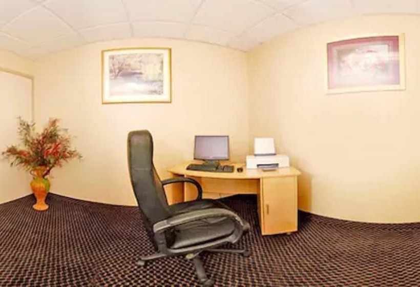 فندق Econo Lodge Inn & Suites