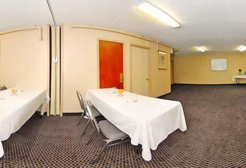 فندق Econo Lodge Inn & Suites