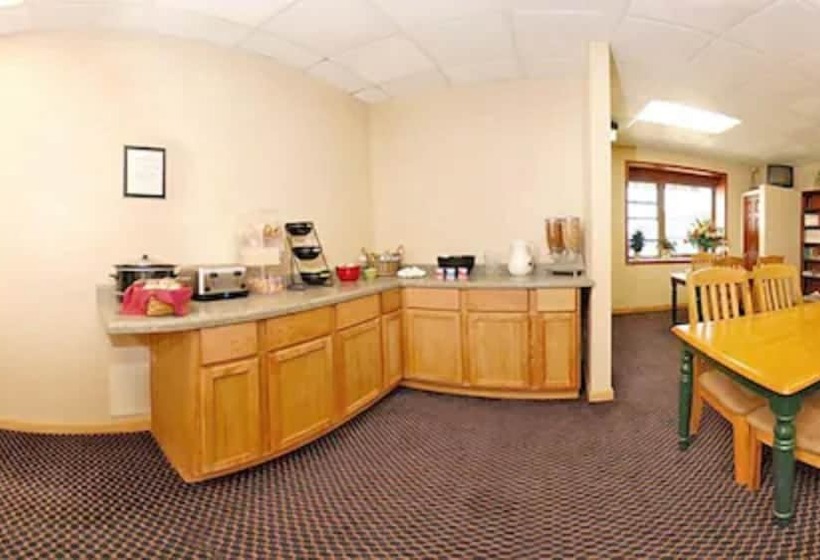 فندق Econo Lodge Inn & Suites