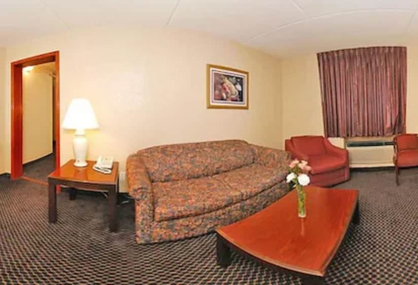 فندق Econo Lodge Inn & Suites