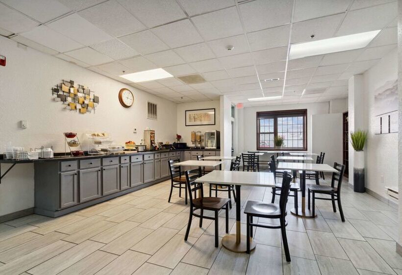 فندق Econo Lodge Inn & Suites