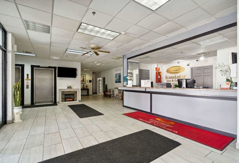 فندق Econo Lodge Inn & Suites