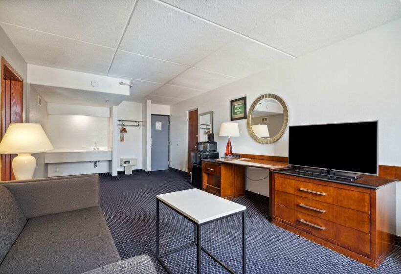 فندق Econo Lodge Inn & Suites