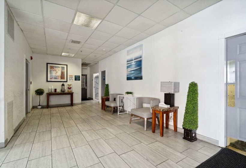 فندق Econo Lodge Inn & Suites