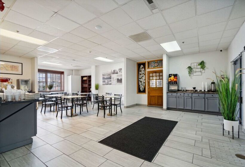 فندق Econo Lodge Inn & Suites