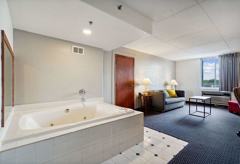 فندق Econo Lodge Inn & Suites