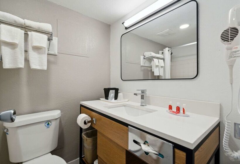فندق Econo Lodge Inn & Suites