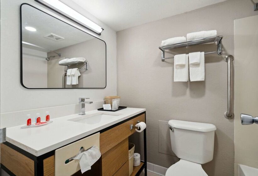 فندق Econo Lodge Inn & Suites