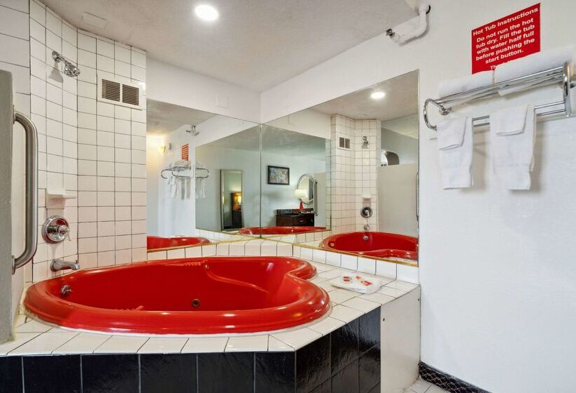 فندق Econo Lodge Inn & Suites