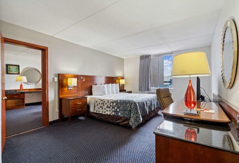 فندق Econo Lodge Inn & Suites