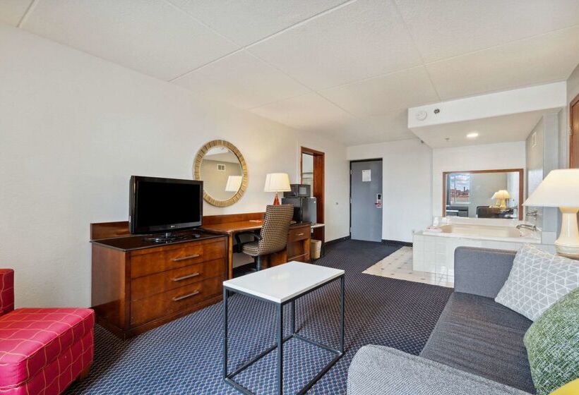 فندق Econo Lodge Inn & Suites