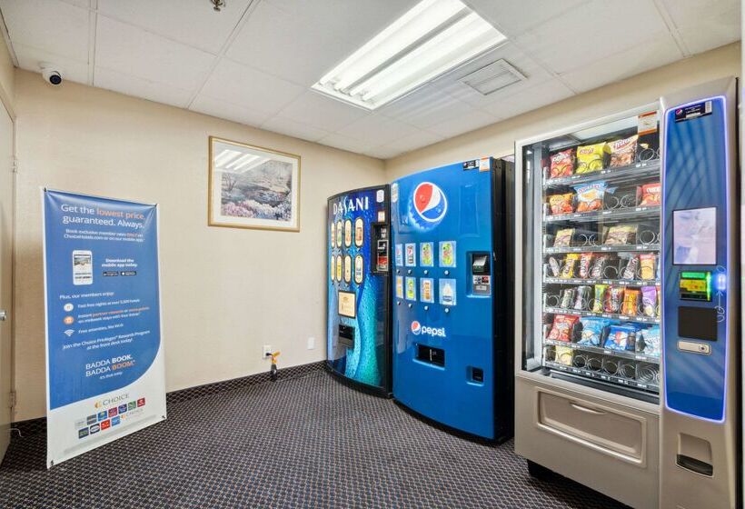 فندق Econo Lodge Inn & Suites