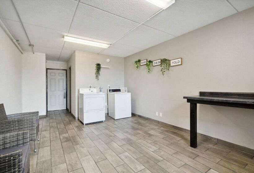 فندق Econo Lodge Inn & Suites