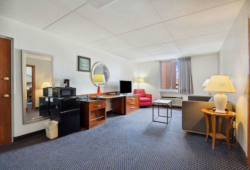 فندق Econo Lodge Inn & Suites